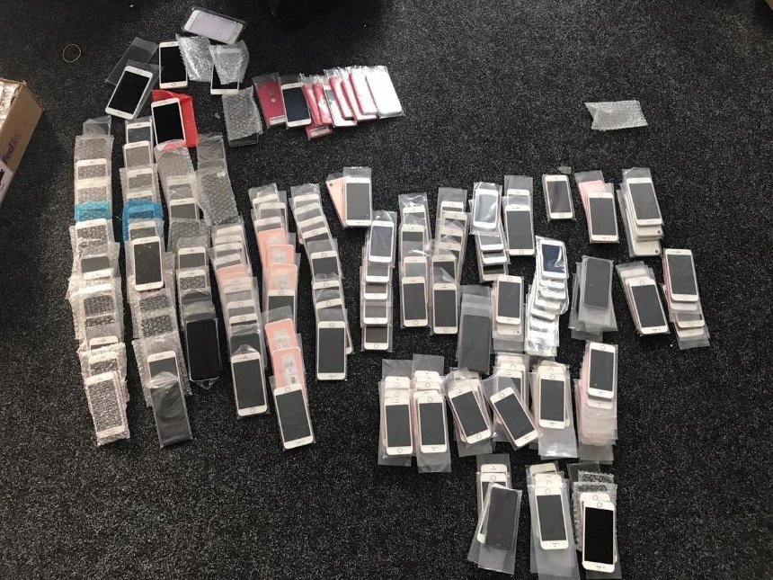 В Киеве предприниматель собирал и продавал фальшивые «айфоны»