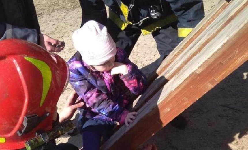 В Киеве в спортивном снаряде застрял ребенок (фото)