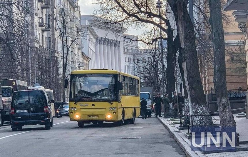 В центр Киева стянули Нацгвардию, полицию и скорую (фото)