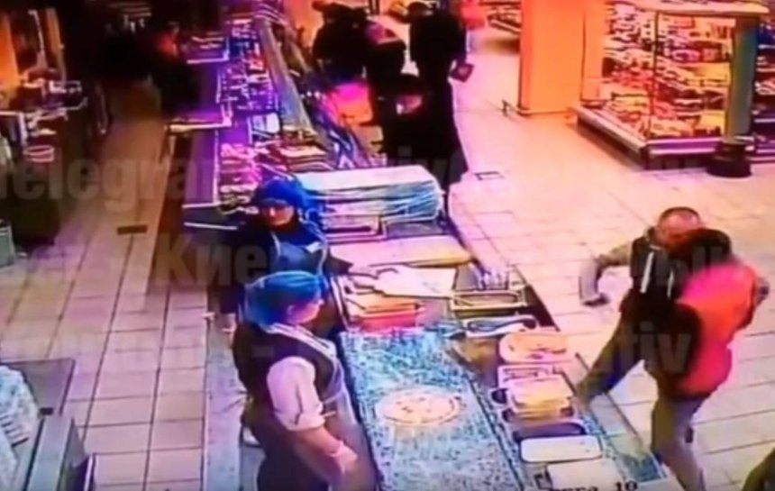 Полиция задержала мужчину, который нанес смертельный удар человеку в супермаркете (фото)