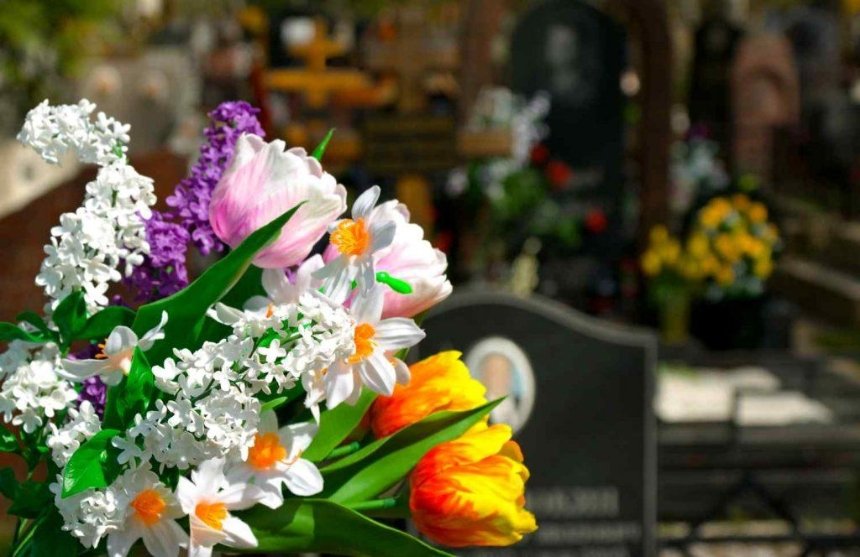 Киян просять відмовитись від штучних квітів на кладовищах