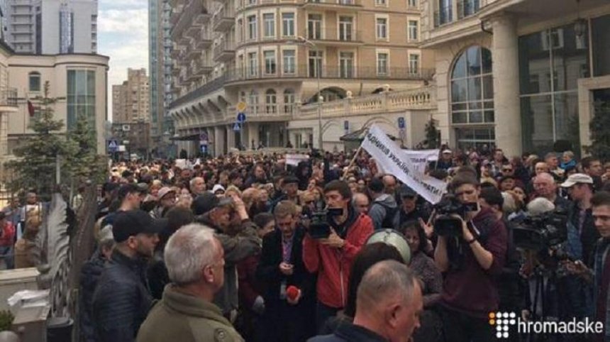 Во время акций под офисом Зеленского произошли стычки  (фото, видео)