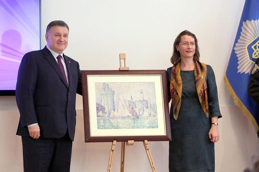 В столице показали картину «Порт Ла-Рошель», которую похитили из французского музея (фото)