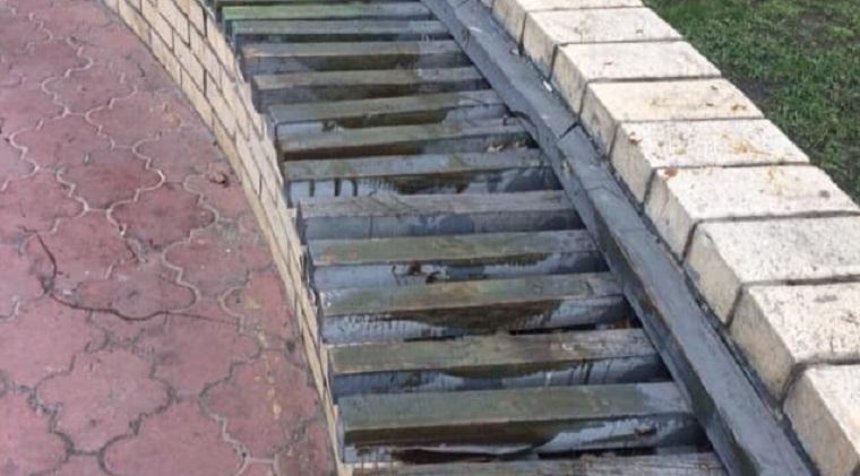 Коммунальщики отмывали лавочки на Оболонской набережной от солидола (фото)