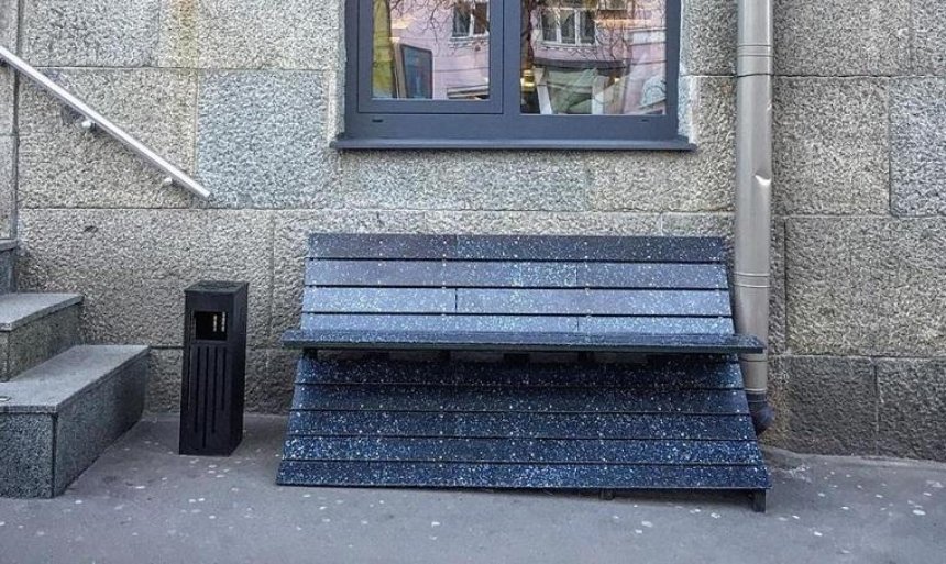 В центре Киева появилась скамейка из крышечек (фото)