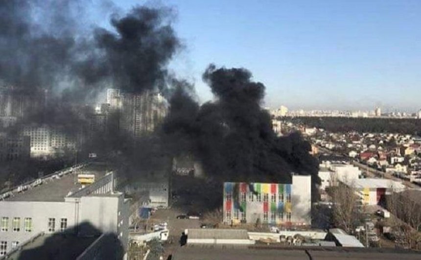 В Дарницком районе загорелся бизнес-центр (фото) (обновлено)