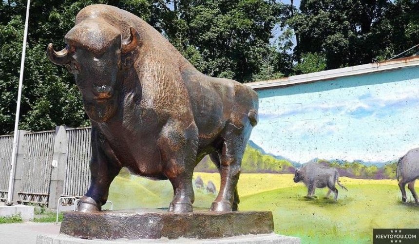 Скульптури зубра і левів біля входу в зоопарк відновлять
