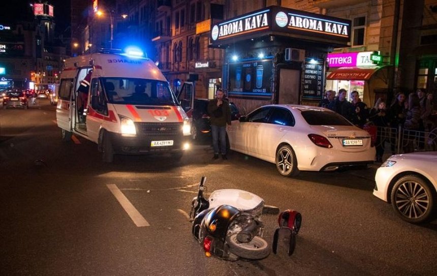 Напротив кинотеатра «Киев» скутер сбил пешехода (фото)