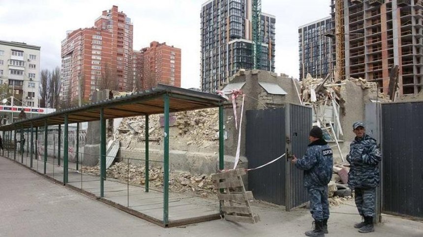 Возле метро «Лыбедская» снесли старинное здание насосной станции (фото)