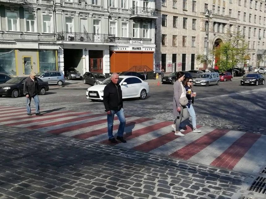 На Грушевского обустроили безопасный и современный пешеходный переход (фото)