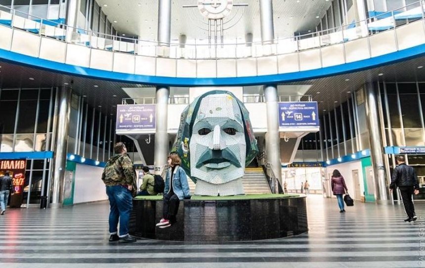 На Южном вокзале появилась голова Гоголя (фото)