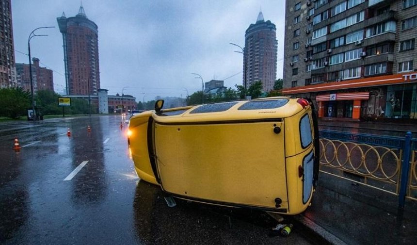 На бульваре Леси Украинки из-за дождя перевернулся автомобиль (фото)