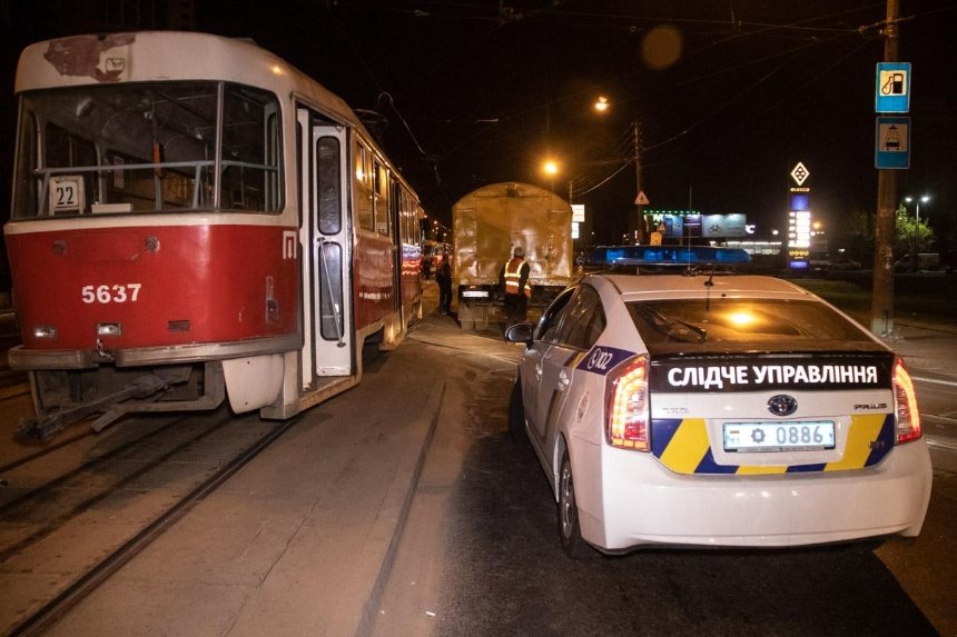 Два трамвая столкнулись в столице, есть пострадавшие (фото, видео)