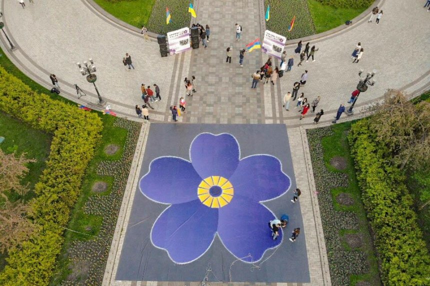 В парке Шевченко разложили огромный фиолетовый цветок