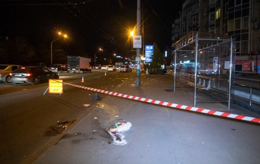 В Киеве автомобиль сбил людей на остановке (фото)