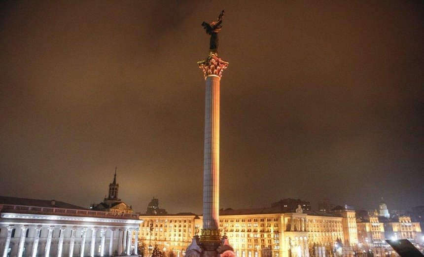 Сегодня в Киеве подсветят красным здание КГГА, Стелу Независимости, мост и ТРЦ