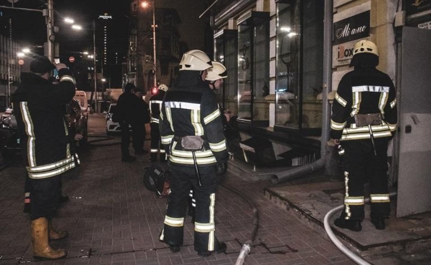 В Киеве произошел пожар в магазине гаджетов (фото, видео)