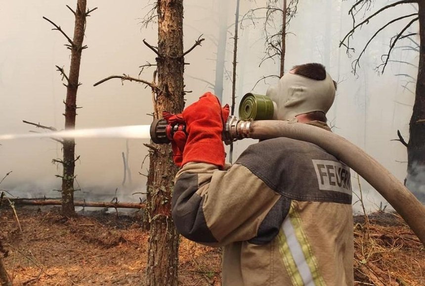 Спасатели продолжают бороться с огнем в Чернобыльской зоне