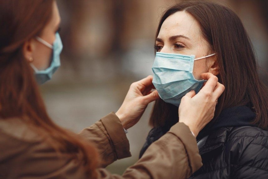 В МОЗ объяснили, почему здоровых украинцев обязывают носить маски