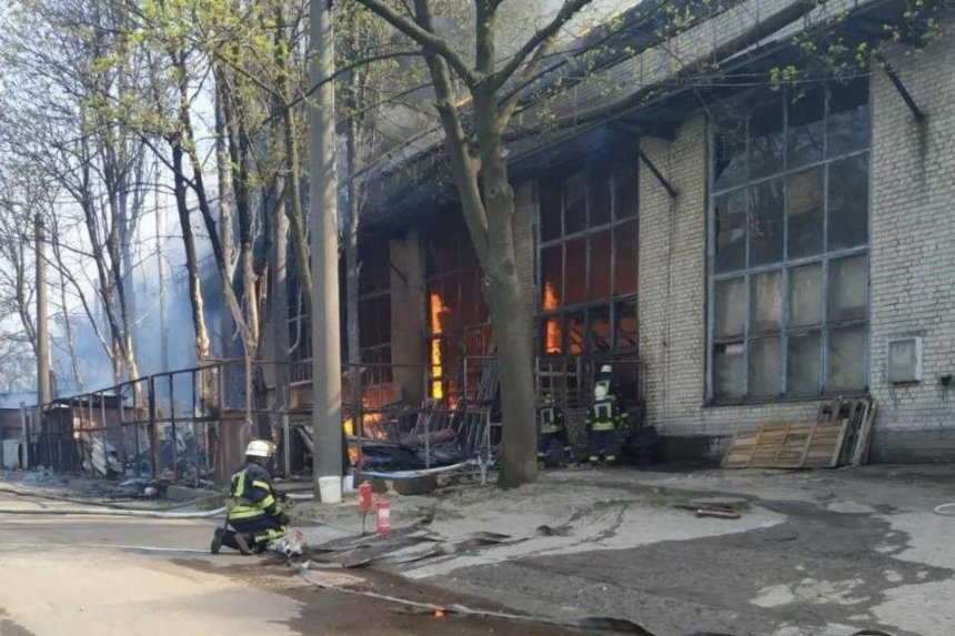 «Мужчина зажигал мангал»: в Дарницком районе произошел масштабный пожар (обновлено)
