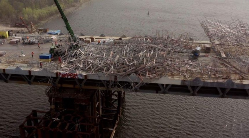 На Подольском мосту из-за ветра упала часть строительных лесов