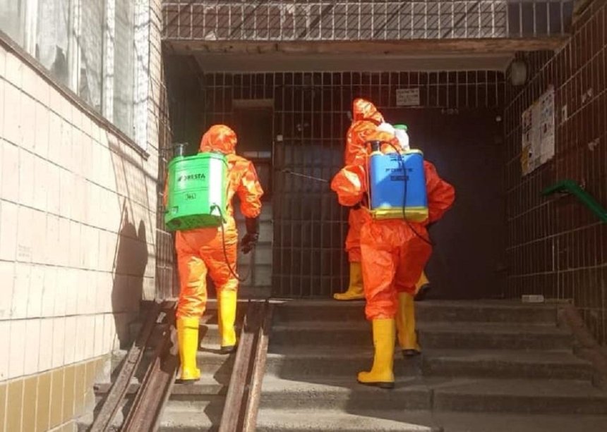 Спасатели продезинфицировали подъезд одной из столичных многоэтажек