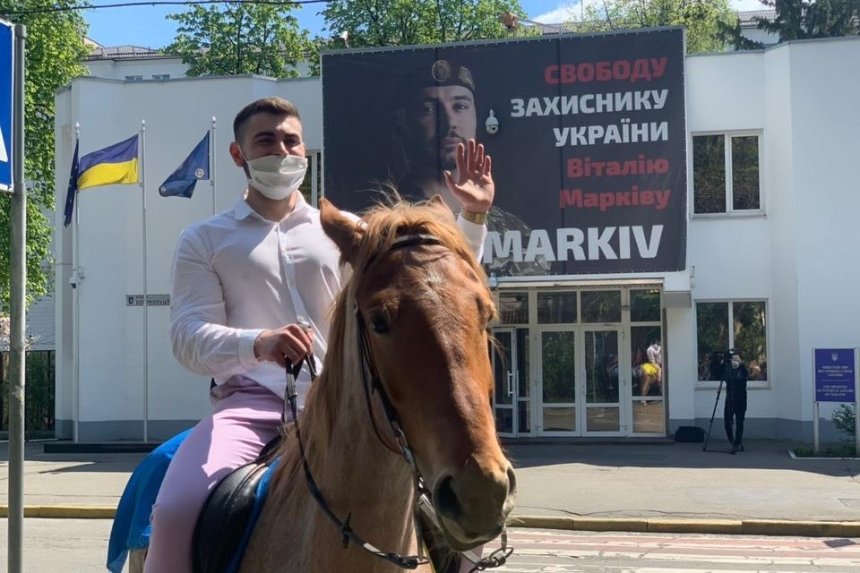 «Пловец из Гидропарка» приехал под здание МВД на коне — хотел поговорить с Аваковым