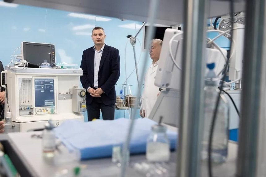 В больницах Киева есть 380 исправных аппаратов ИВЛ, — Кличко