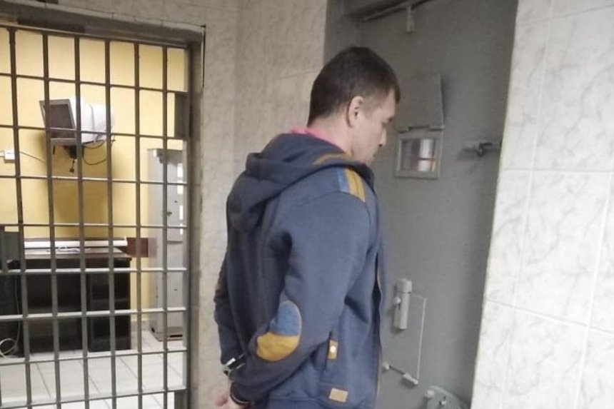 «Спортсмена», который напал на журналистов в Гидропарке, отправили под домашний арест