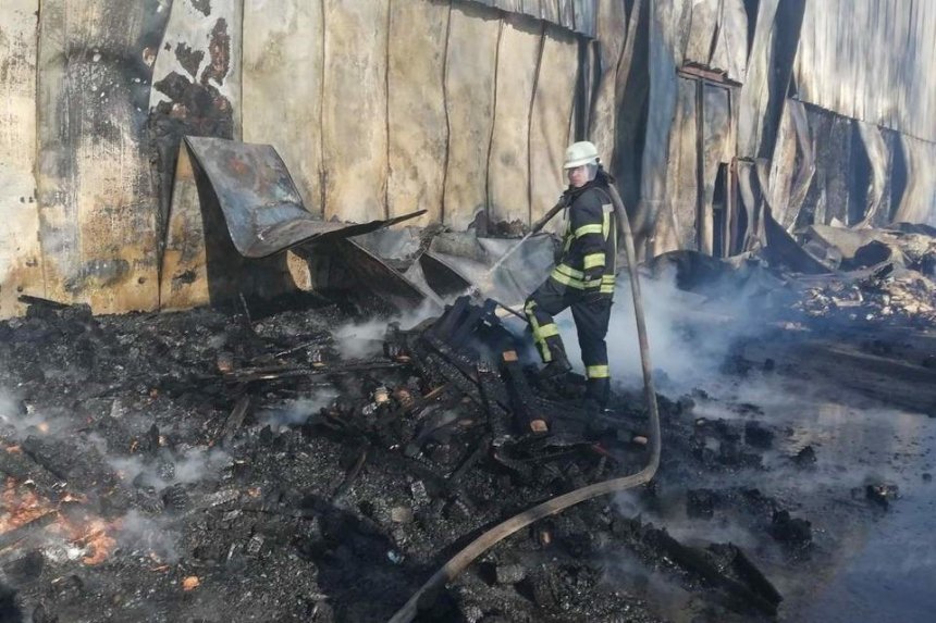 В Киевской области произошел масштабный пожар на территории овощебазы