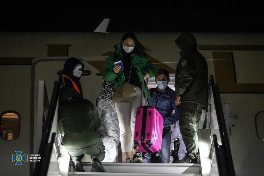 В Киев прибыл самолет из ОАЭ с эвакуированными украинцами и медгрузом на борту 
