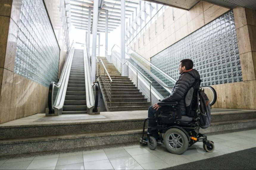 Инклюзивное метро: три станции столичной подземки обустроят для людей с инвалидностью 