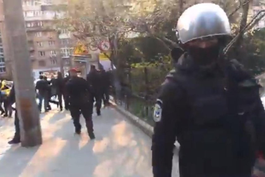 «Нарушали карантин»: спецназ задержал протестующих против застройки Вавриша