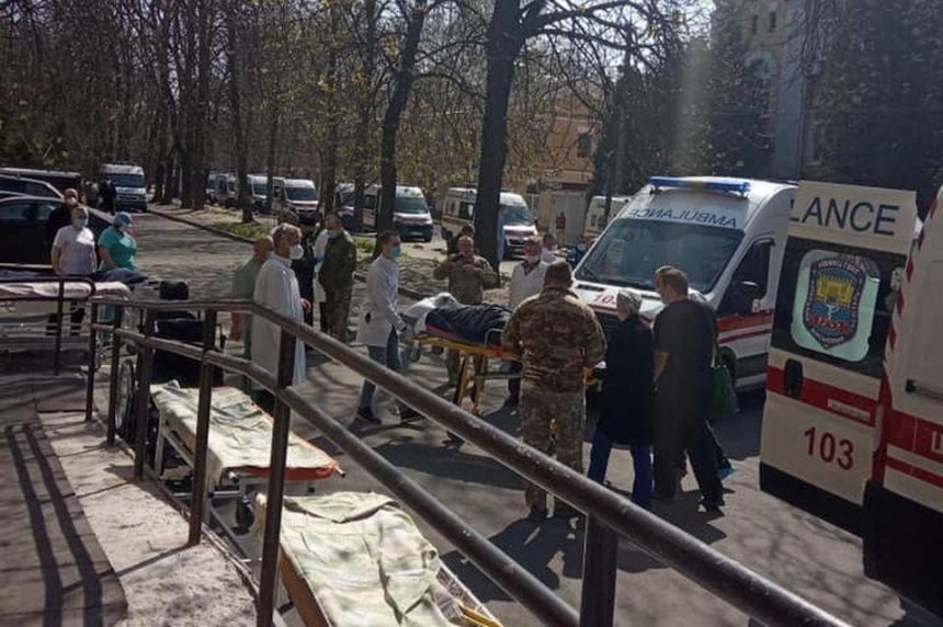 «Война продолжается»: в Киев прибыли 18 скорых с ранеными бойцами