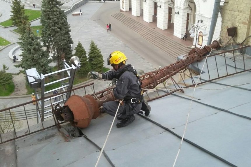 С крыши здания на Крещатике обвалился аварийный шпиль