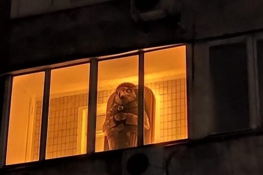 На одном из киевских балконов заметили египетский саркофаг