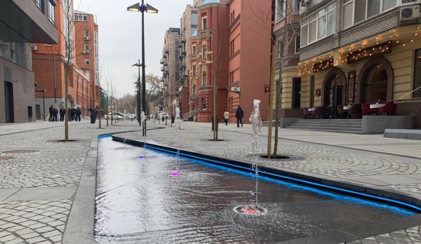 На обновленной пешеходной улице в Днепре появился искусственный ручей
