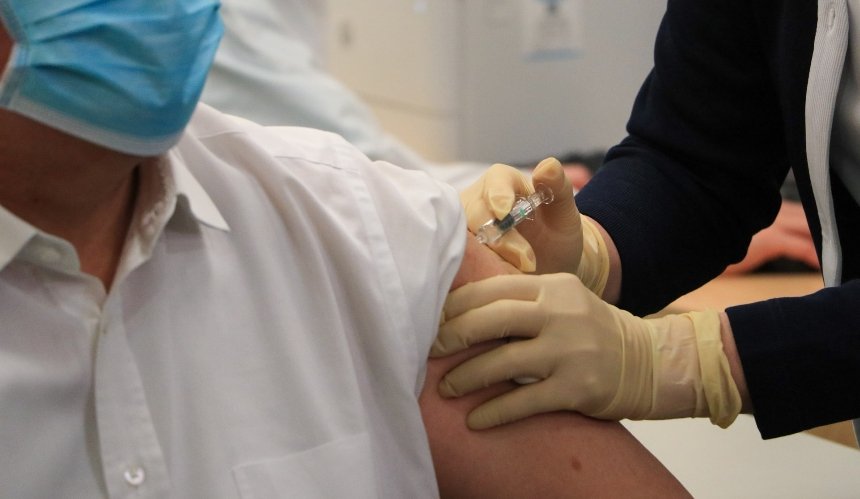 Девять украинцев уже получили обе дозы вакцины от COVID-19
