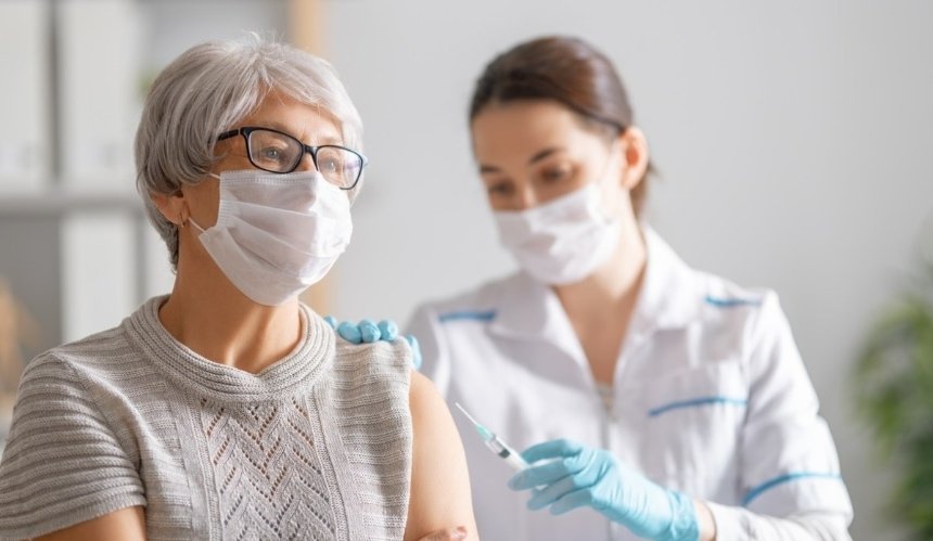 В Киеве начинается вакцинация от COVID-19 среди людей старше 65 лет