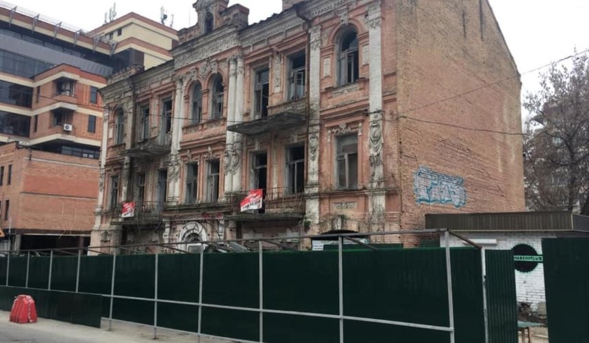 Исторический дом на Тургеневской обнесли забором: Минкульт разрешения на работы не давал