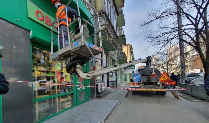 Коммунальщики сняли три слоя вывесок с дома на улице Саксаганского
