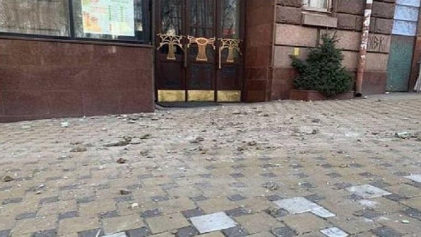 Со здания в центре Киева обвалилась часть фасада