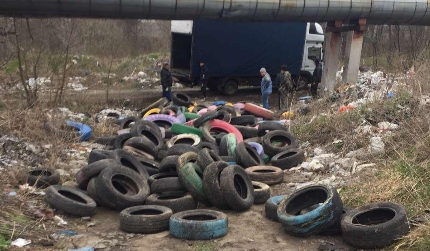 Свалки покрышек в Деснянском районе: местные власти рассказали, что будут делать со старыми шинами