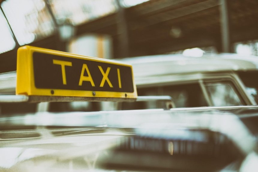 Почему в первый день локдауна выросли цены на такси: перевозчики дали объяснение