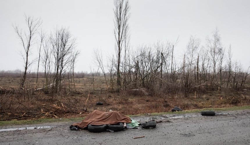 Окупанти намагалися спалити тіла жінок на трасі під Києвом