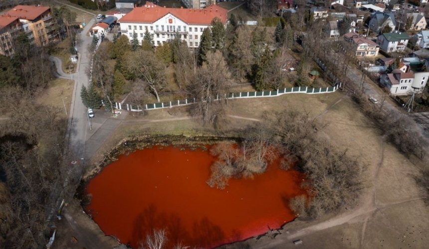Ставок біля посольства рф у Вільнюсі зафарбували у колір крові