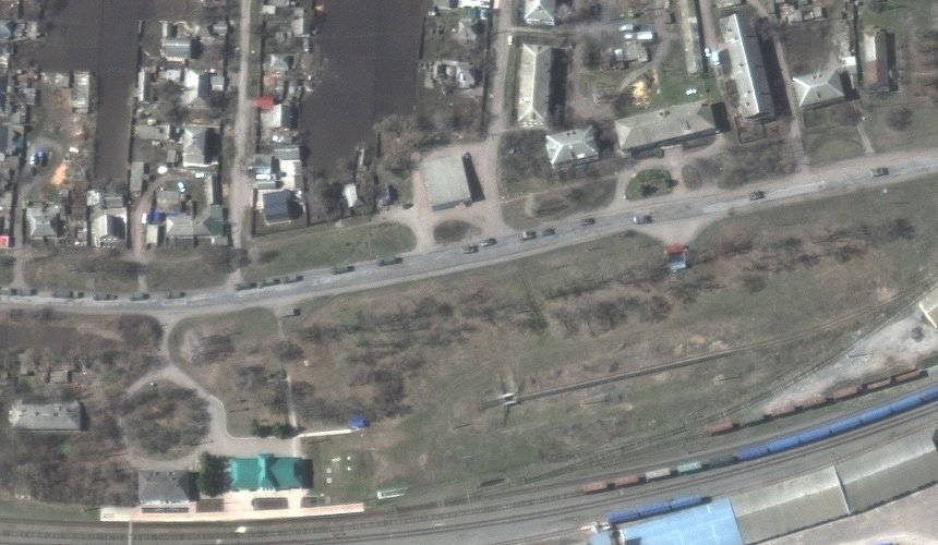 Супутник зафіксував велику колону військ рф на схід від Харкова — CNN