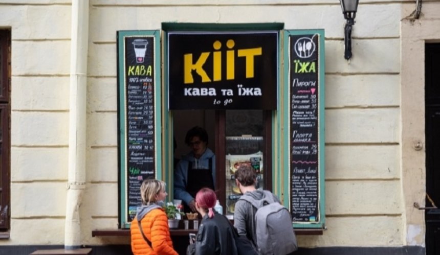Переселенці з Бучанського району відкрили у центрі Львова віконце з пирогами