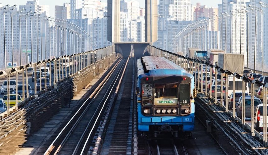 Нові маршрути та ще один відкритий міст: як працює транспорт в Києві