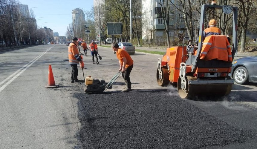 У Києві розпочали ямковий ремонт: перелік вулиць
